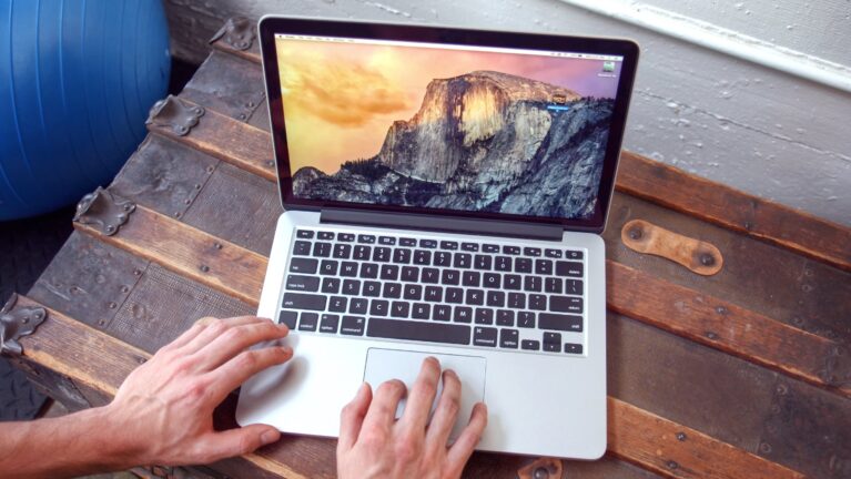 Laptop op krat